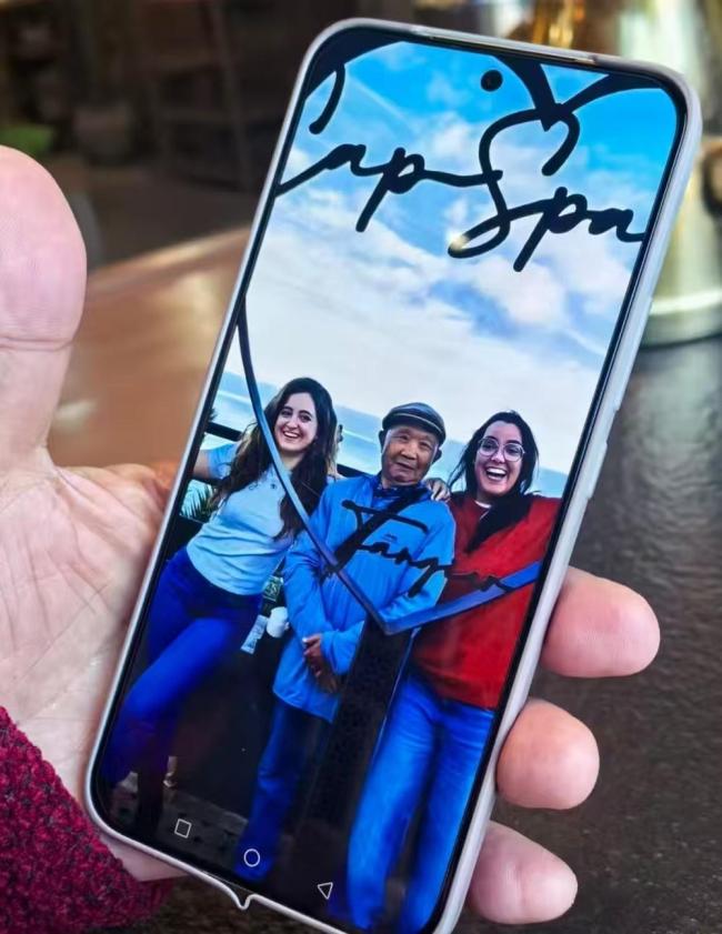 82岁大爷背包独自环游寰宇10年 设想成真旅程