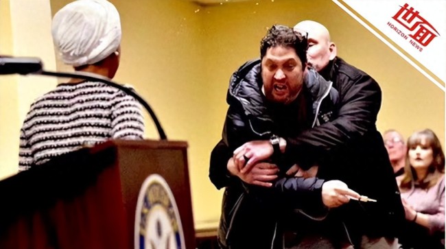 特朗普老对头遭男子注射器喷洒恶臭液体