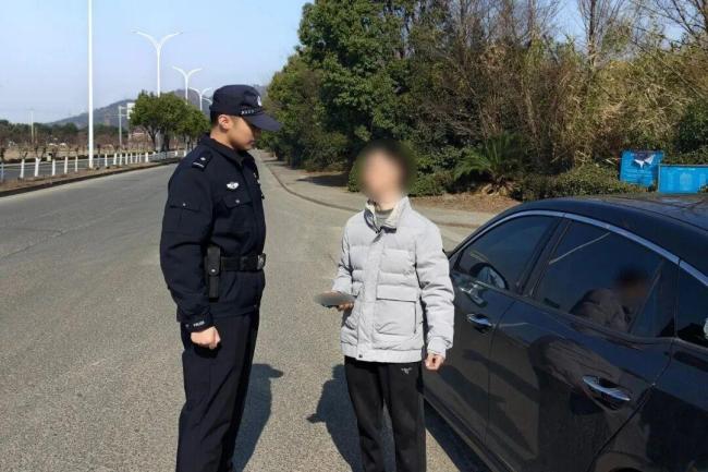 男子遭诈骗把现金塞进水泥管 警方疾驰拦截保住6.5万