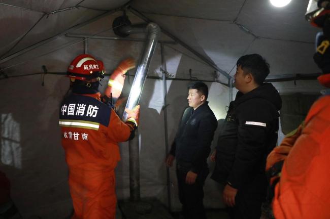 地震来临众人逆行扶起老人 文明在危机中闪耀