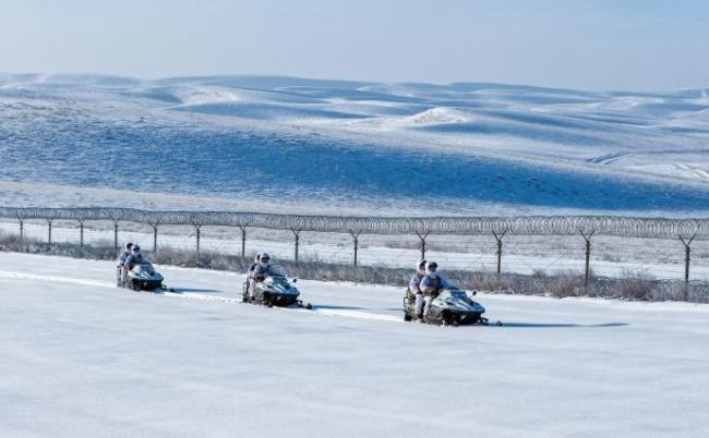 摩托雪橇成边防官兵雪原巡逻神器