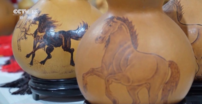 马年遇上传统手艺：花馍“蒸”福 烙画“绘”吉祥