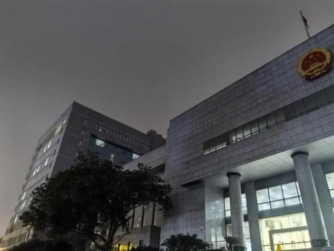 配偶闹仳离2岁娃被丢法院整夜 法官姆妈的柔和守护