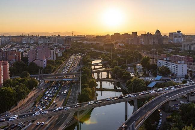 北京拉链式通行提升通行效率 规范合流点交通秩序