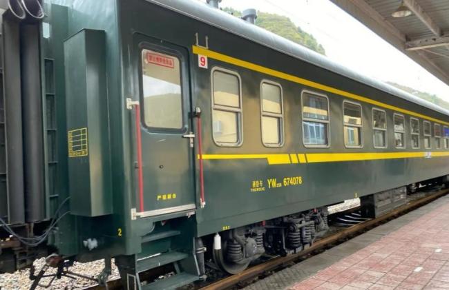 出行你会遴荐绿皮火车吗 公谈与后果的博弈