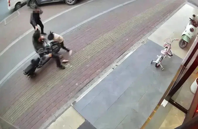 学生过马路突然折返被电动车撞飞