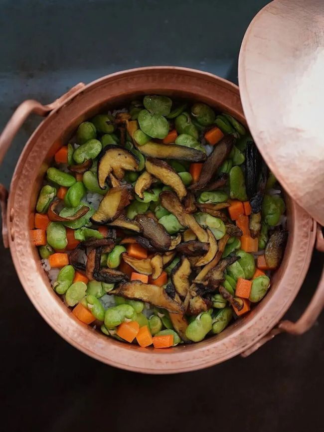 英国首相一行吃光牛肝菌焖饭 云南菜再出圈