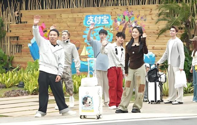 亲爱的客栈2026：何炅加盟引全网狂欢