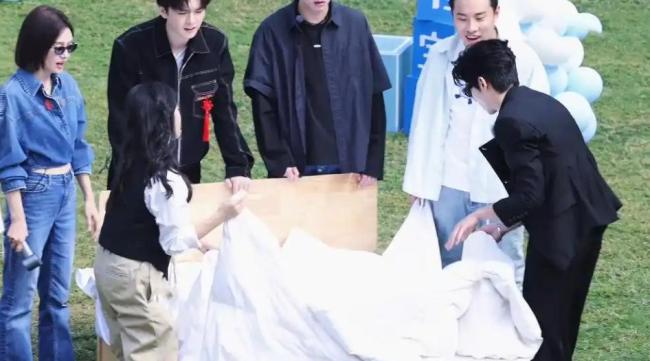 亲爱的客栈2026：何炅加盟引全网狂欢