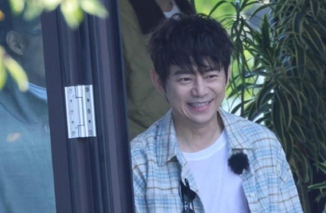 何炅飞行亲爱的东说念主皮客栈 诤友齐集暖热满满