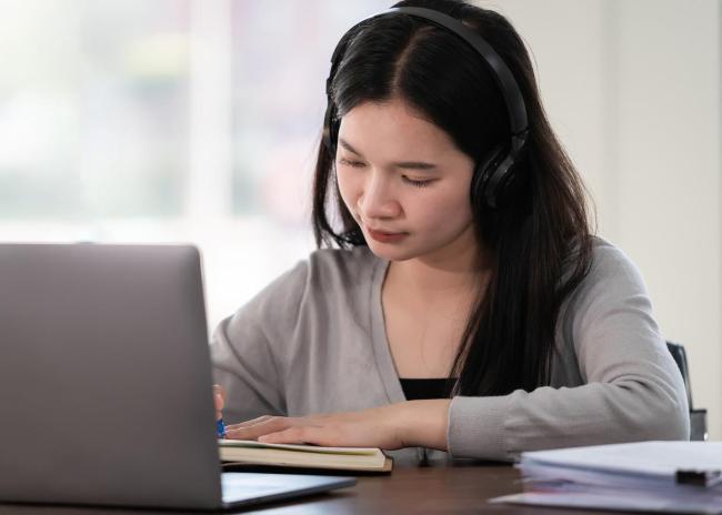 宝妈考博一边带娃一边挤时辰学习