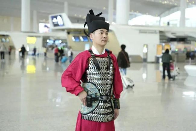 白云机场“宋服卫士”亮相 千年风雅融入安保
