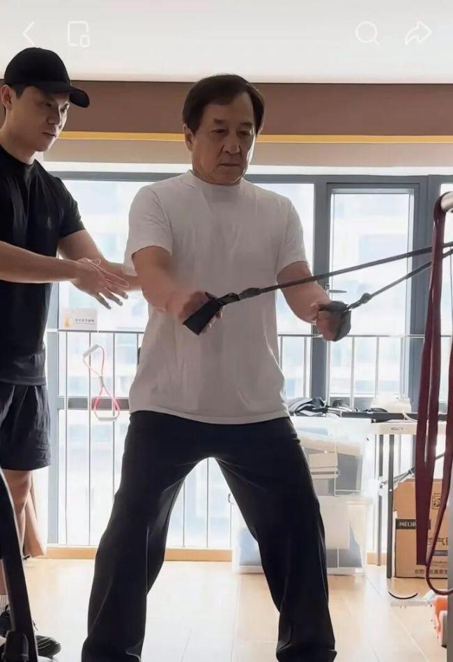 成龙评论区回复金喜善 互动展现亲和魅力