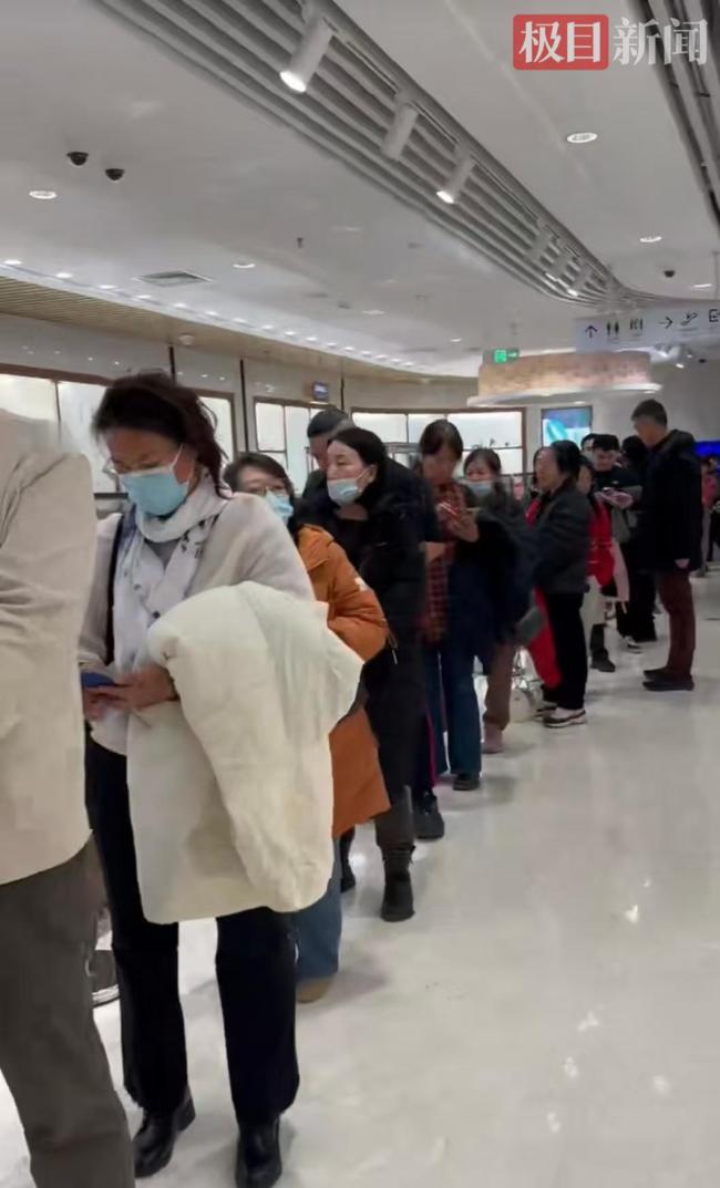 金价暴跌后顾客排长队出售黄金