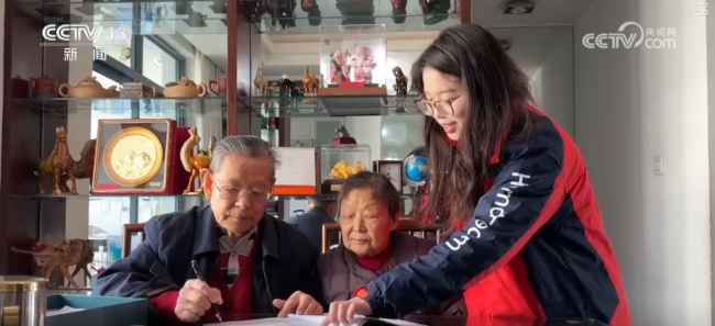 精细暖心实招“托”起“一老一小”