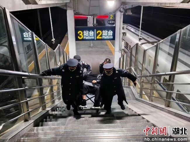 列车临时停车8分钟紧急救援患病旅客