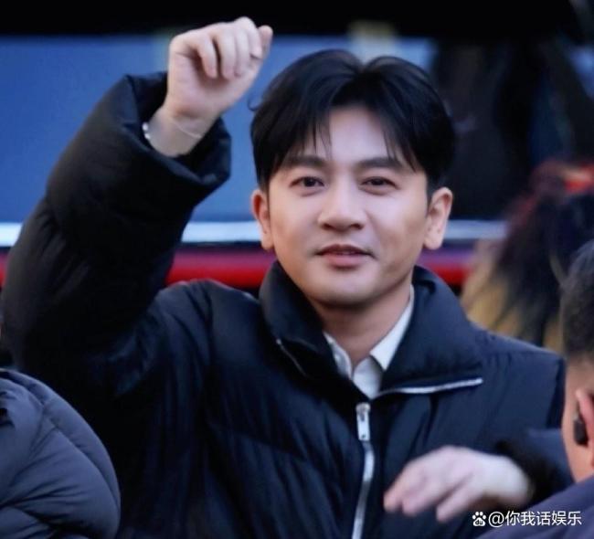 陈小春现身央视春晚彩排 明星气势引顺心