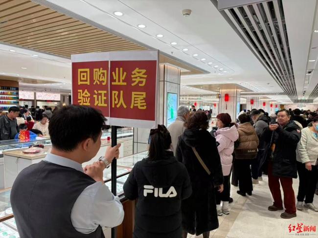 有消费者拖行李箱到金店“抄底” 金价暴跌引购金热