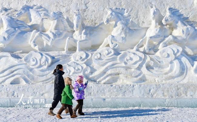 内蒙古锡林郭勒：马文化主题冰雪雕塑引游客
