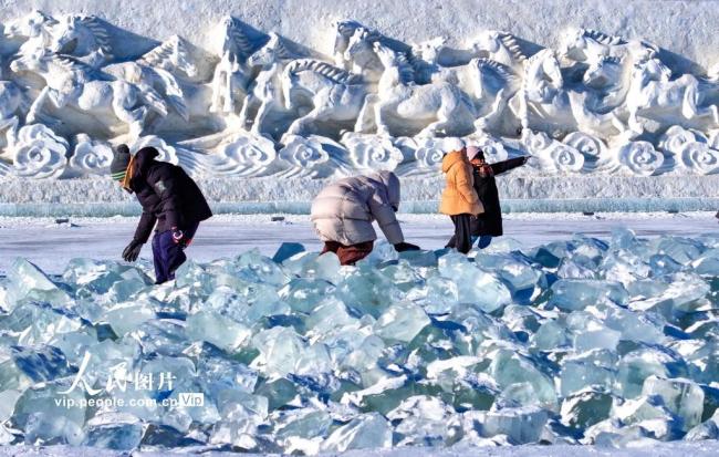 内蒙古锡林郭勒：马文化主题冰雪雕塑引游客