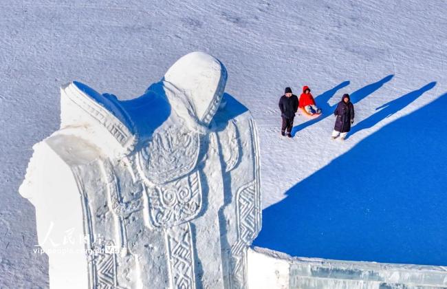 内蒙古锡林郭勒：马文化主题冰雪雕塑引游客