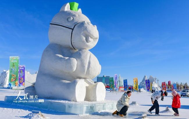 内蒙古锡林郭勒：马文化主题冰雪雕塑引游客