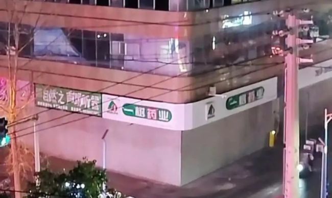 多家店铺一夜之间遭砌墙封堵