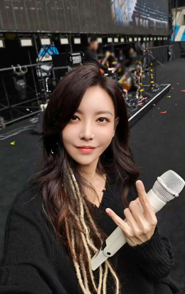 歌手于文文工作室报平安 曾自述有胸口疼痛病史