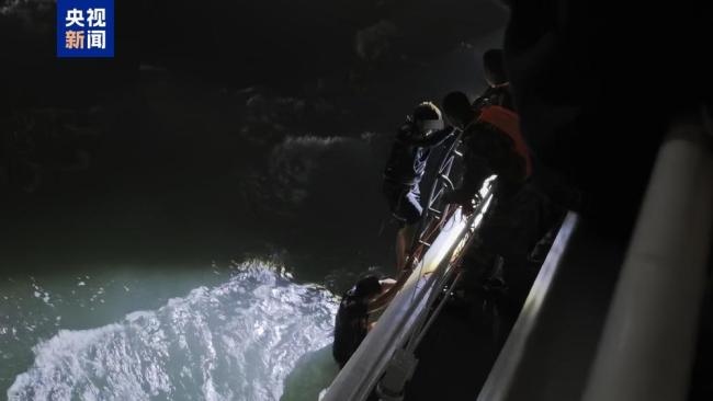海南一艘货船倾覆致6人落水 4人获救 海警紧急救援