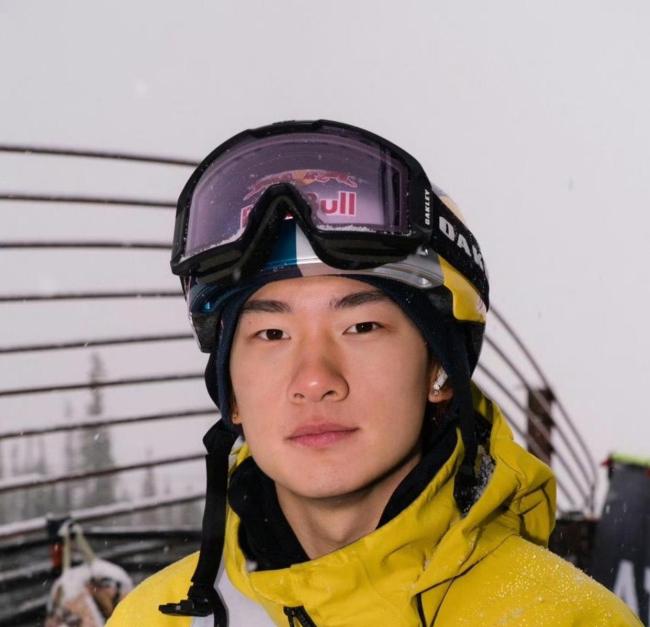 苏翊鸣晒冬奥会全家福及国家队装备 生日决战米兰冬奥