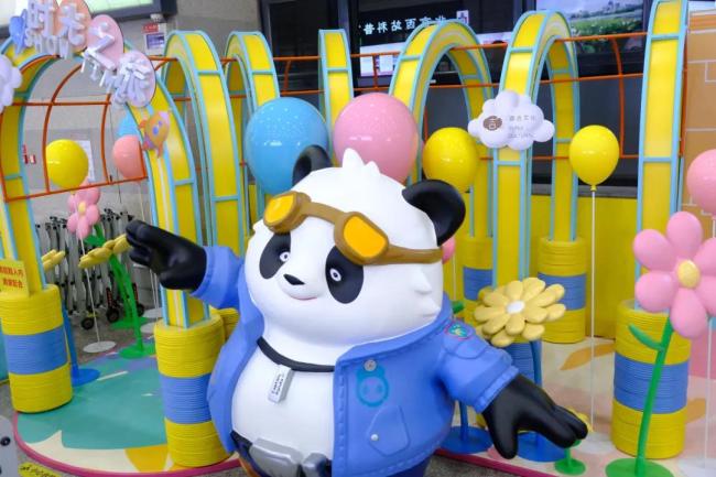 春运路上孩子满脸期待随爸妈回家 团圆与安全同行