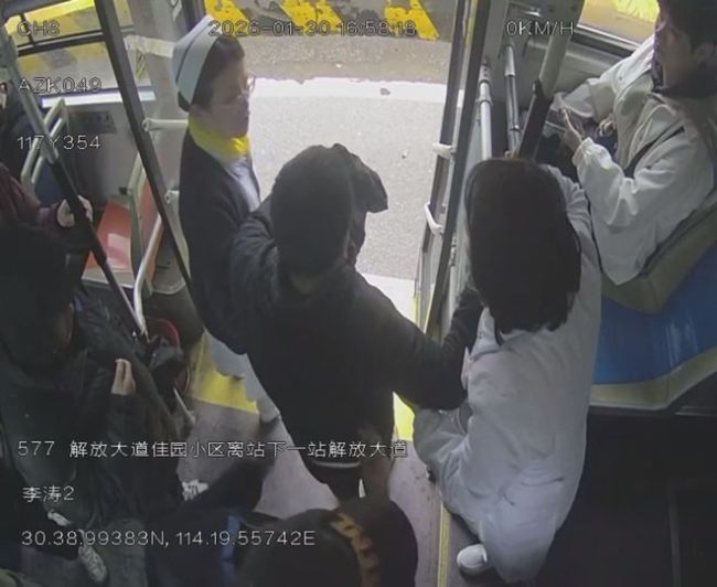 男子晕倒司机下车飞奔200米叫医生