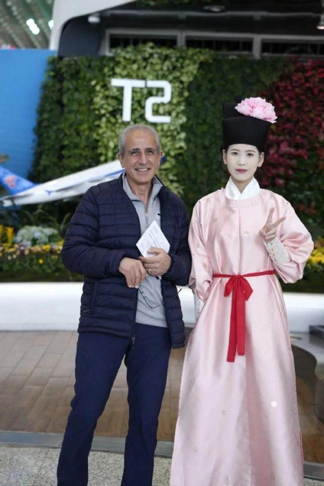 广州白云机场工作人员集体换汉服 穿越感十足获点赞
