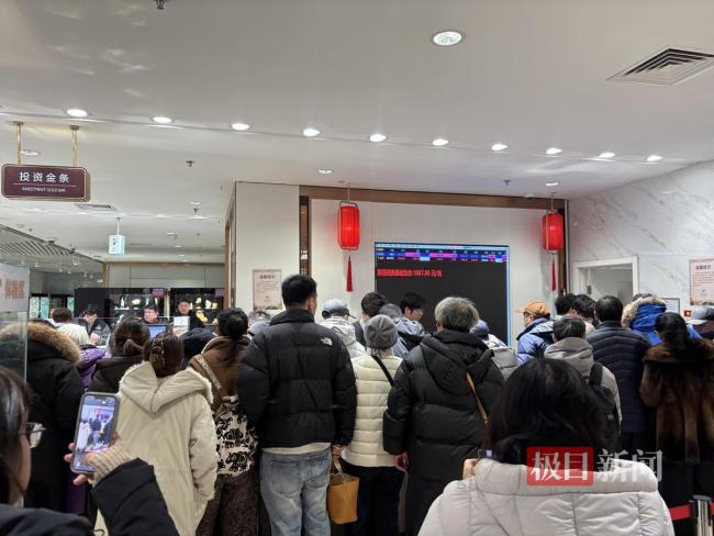 金价大幅回调!北京菜百150人排长队卖金,也有人花20多万趁势入手200克 黄金市场“买卖两旺”