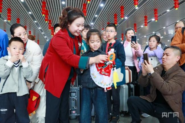 旅客带走非遗里的“闽南年味” 温暖归途添年味