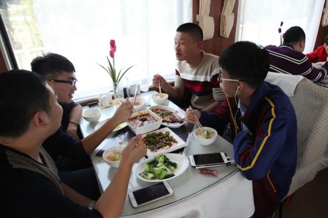 铁路餐车15元1份的现炒盒饭正在灭亡 诋毁绿皮火车的慢生涯