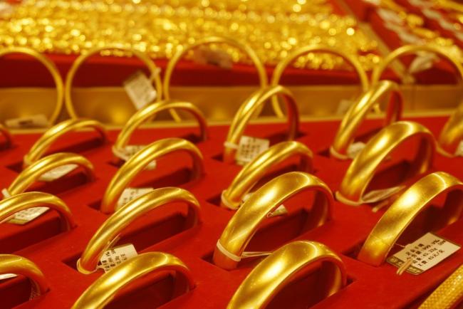 女子斥资近12万买100克黄金 市场暴跌下的抄底行动