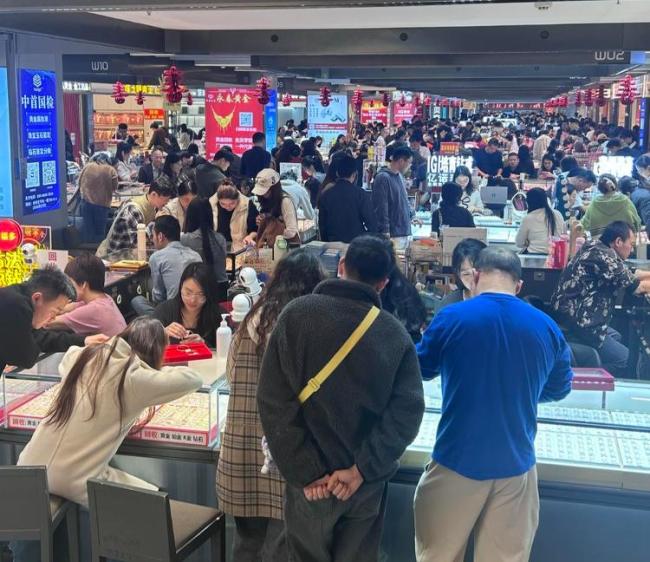 金银大跳水下的深圳水贝市场 金价暴跌引发买卖热潮