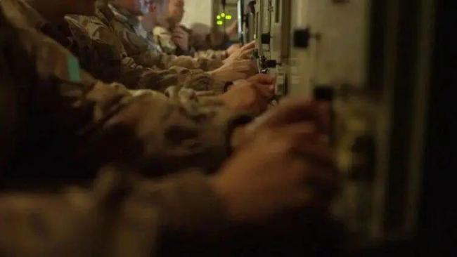 罕见现场！东部沿海阵地导弹全时竖立 随时准备战斗