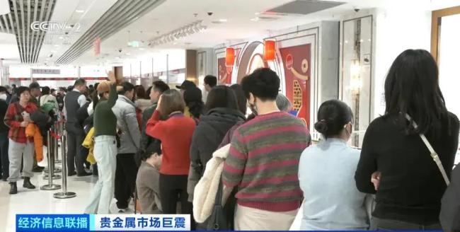 买金卖金大排长队 金店员工没空吃饭 金价波动引市民抢购变现热潮