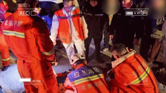 男子登山时受伤警消联合施救 数小时艰难营救成功