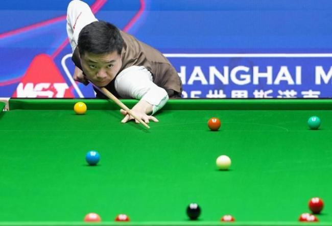丁俊晖做出神级斯诺克 狂罚霍金斯12分 但霍大叔第4杆解得精彩 中国军团亮眼表现