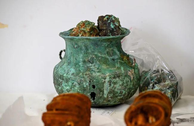 弥勒发现两千多年前墓地 出土文物展现汉代青铜辉煌