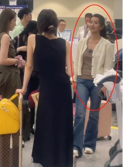 45岁陈好现身北京,衣着邋遢三角区显眼,网友:怎么老成这样了!时代真的变了