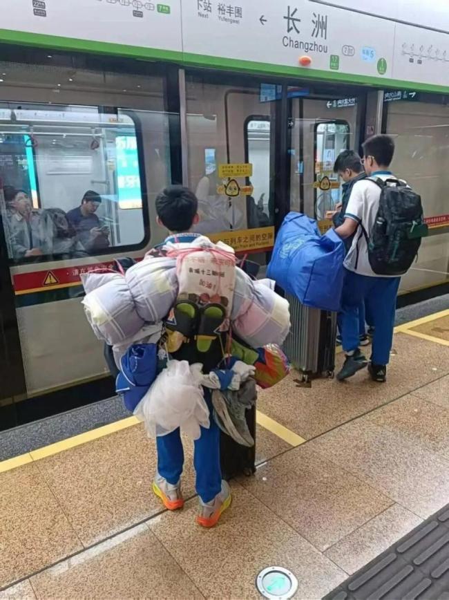 “最强背影小孩哥”发打包视频 独立少年引热议