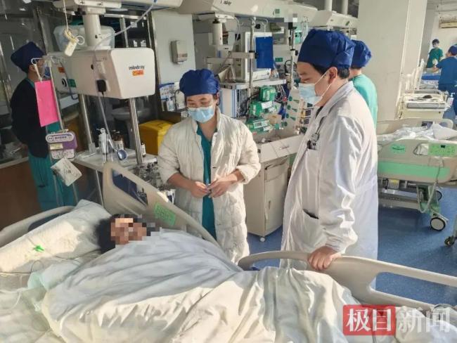 钢筋从天降络续女子总共胸腹腔 8小时存一火救助创造古迹