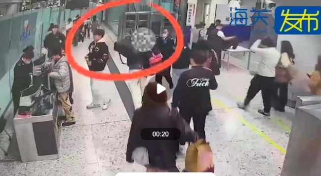 海关查获进境旅客脚底藏匿大麻2包，毛重17.6克