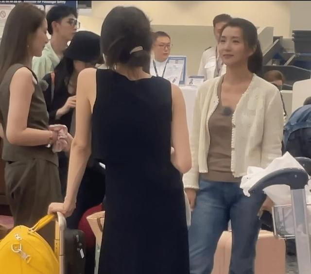 45岁陈好现身北京,衣着邋遢三角区显眼,网友:怎么老成这样了!时代真的变了