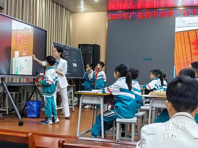 教师把数学课上成了“好意思的玄学” 旋转出好意思与念念考