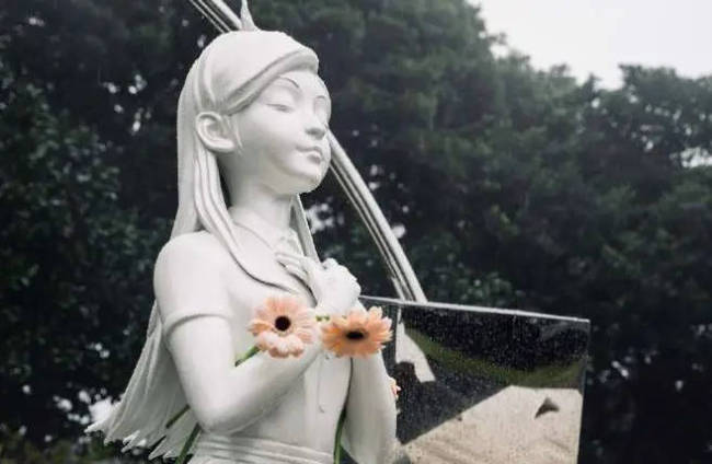 艺术总监李承道谈大S雕像细节